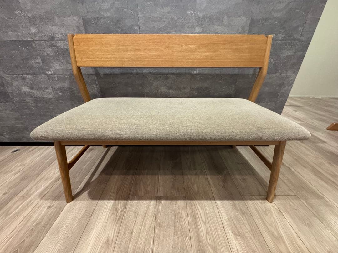 シンプルな木製ベンチ グレー