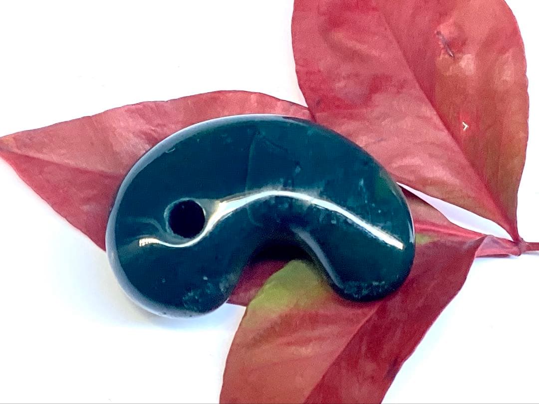 ✳稀な1個‼️濃厚結晶群の出雲石めのう【碧玉】勾玉　外部鑑定機関鑑別書付の安価卸し