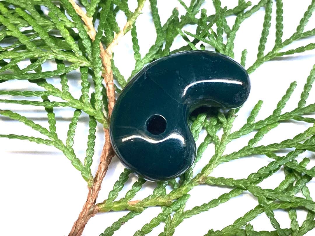 ✳稀な1個‼️濃厚結晶群の出雲石めのう【碧玉】勾玉　外部鑑定機関鑑別書付の安価卸し