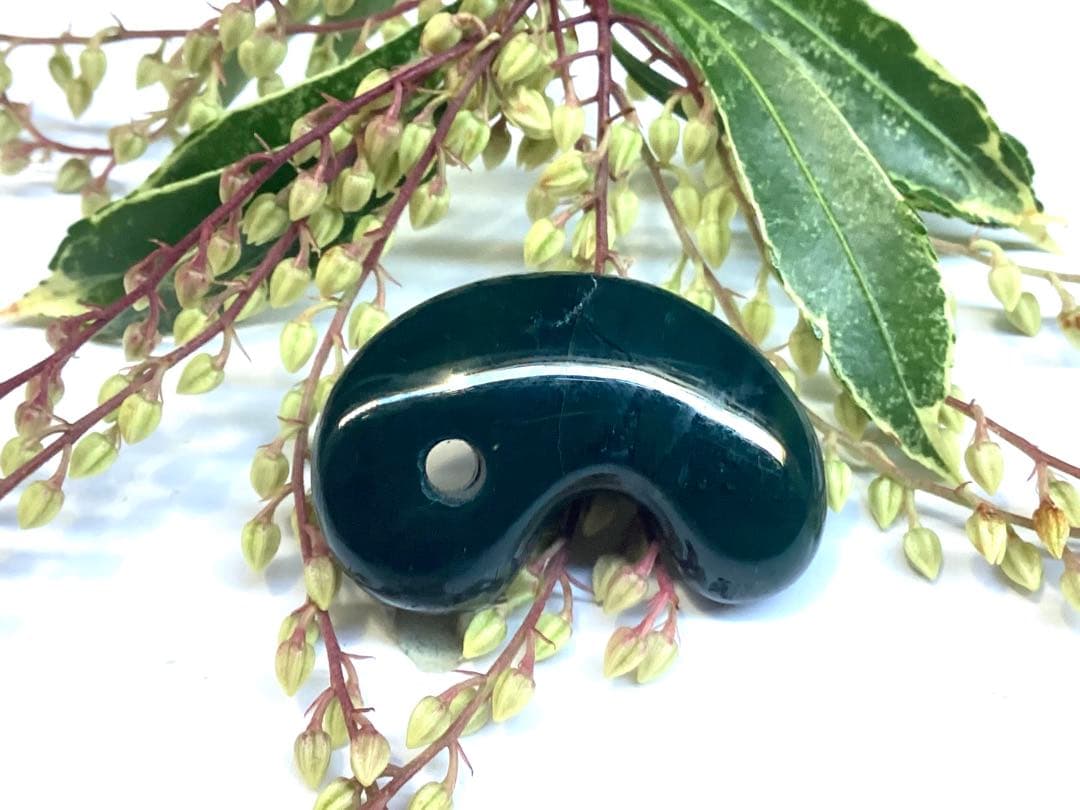 ✳稀な1個‼️濃厚結晶群の出雲石めのう【碧玉】勾玉　外部鑑定機関鑑別書付の安価卸し