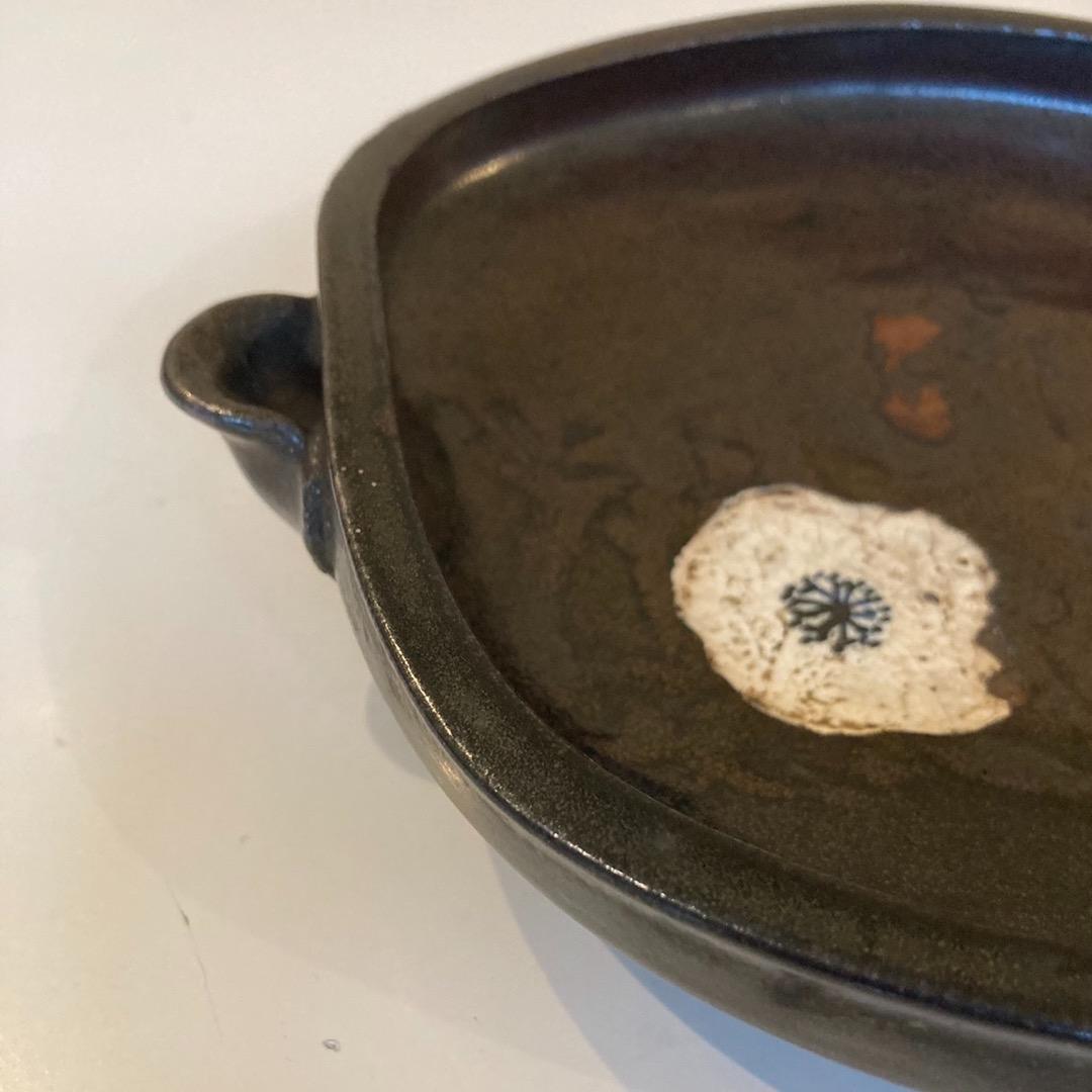 尾形乾山の片口大皿 の古陶！濃栗色のうねり片口に白の椿図 直しあり江戸中期