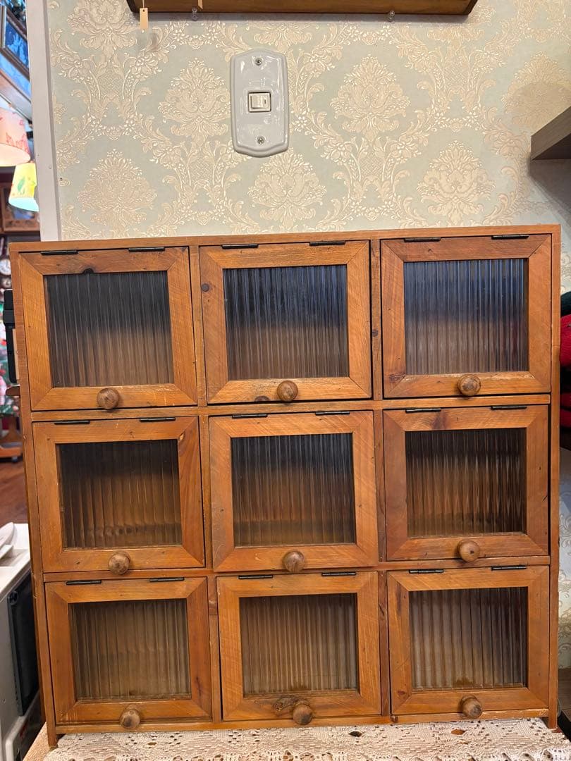 木製　アンティーク風ガラスフタ付きキャビネット