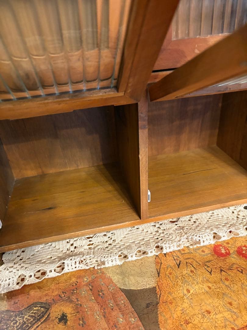 木製　アンティーク風ガラスフタ付きキャビネット