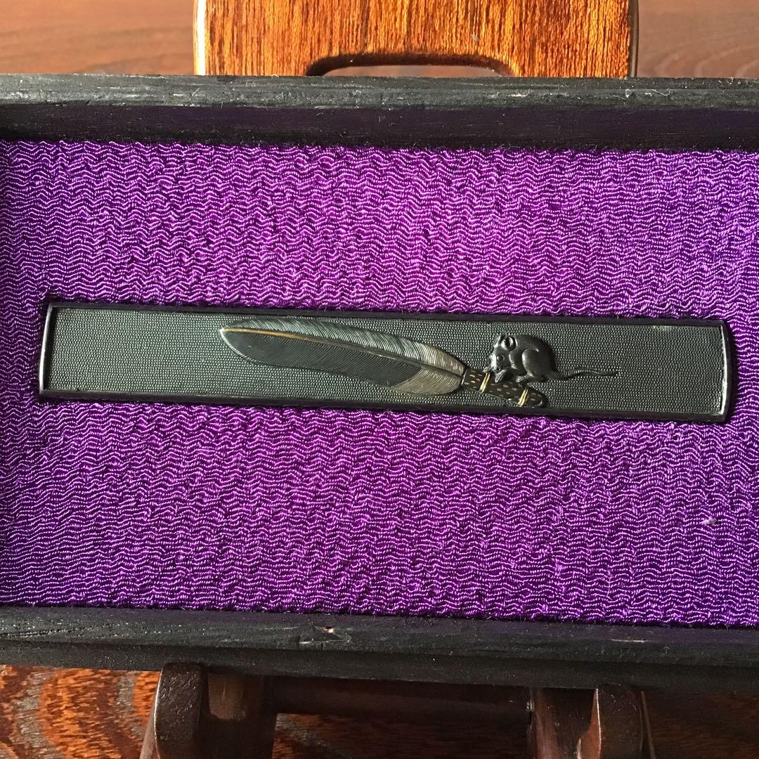 小柄　鼠に羽根箒図　加賀後藤