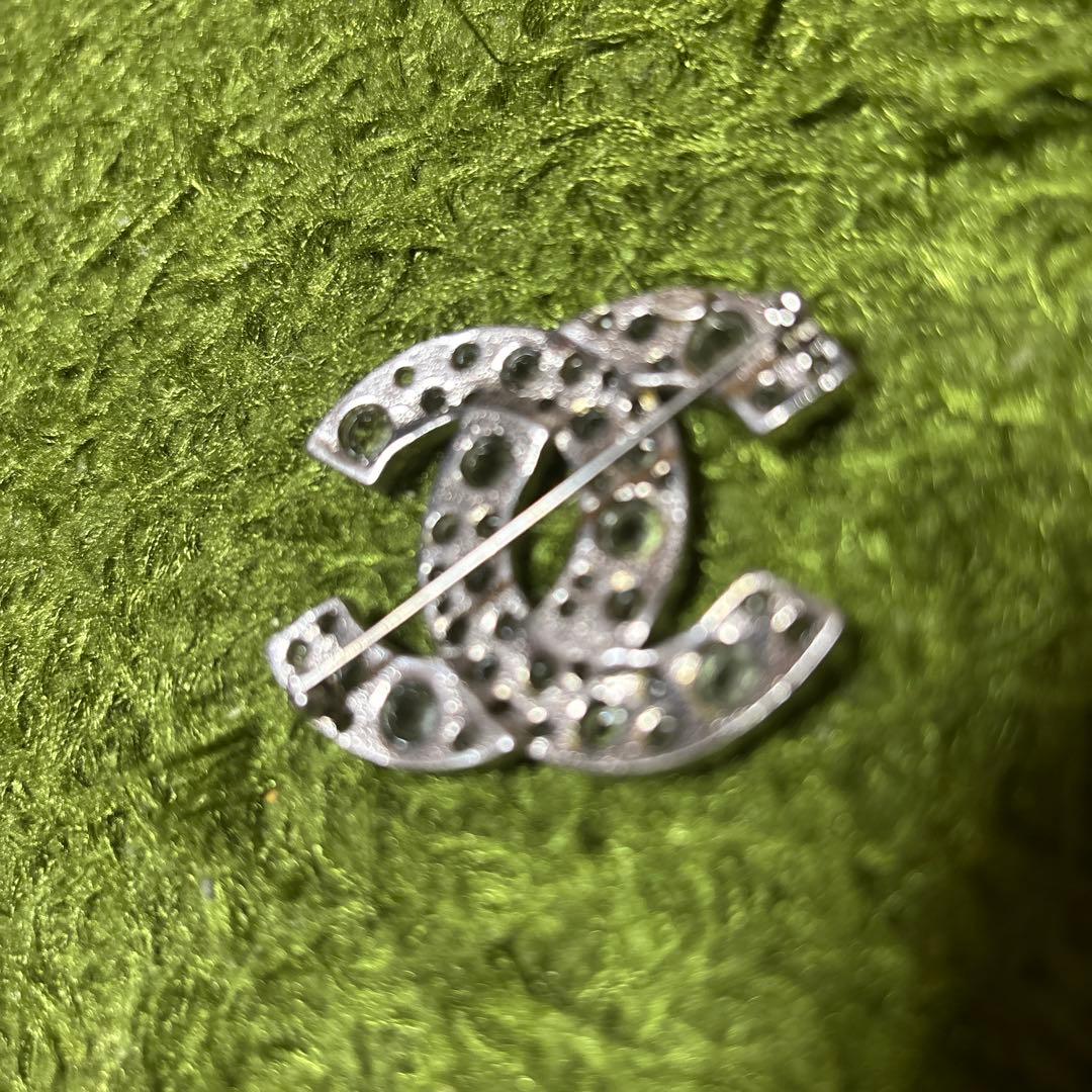 CHANEL クリスタルロゴブローチ