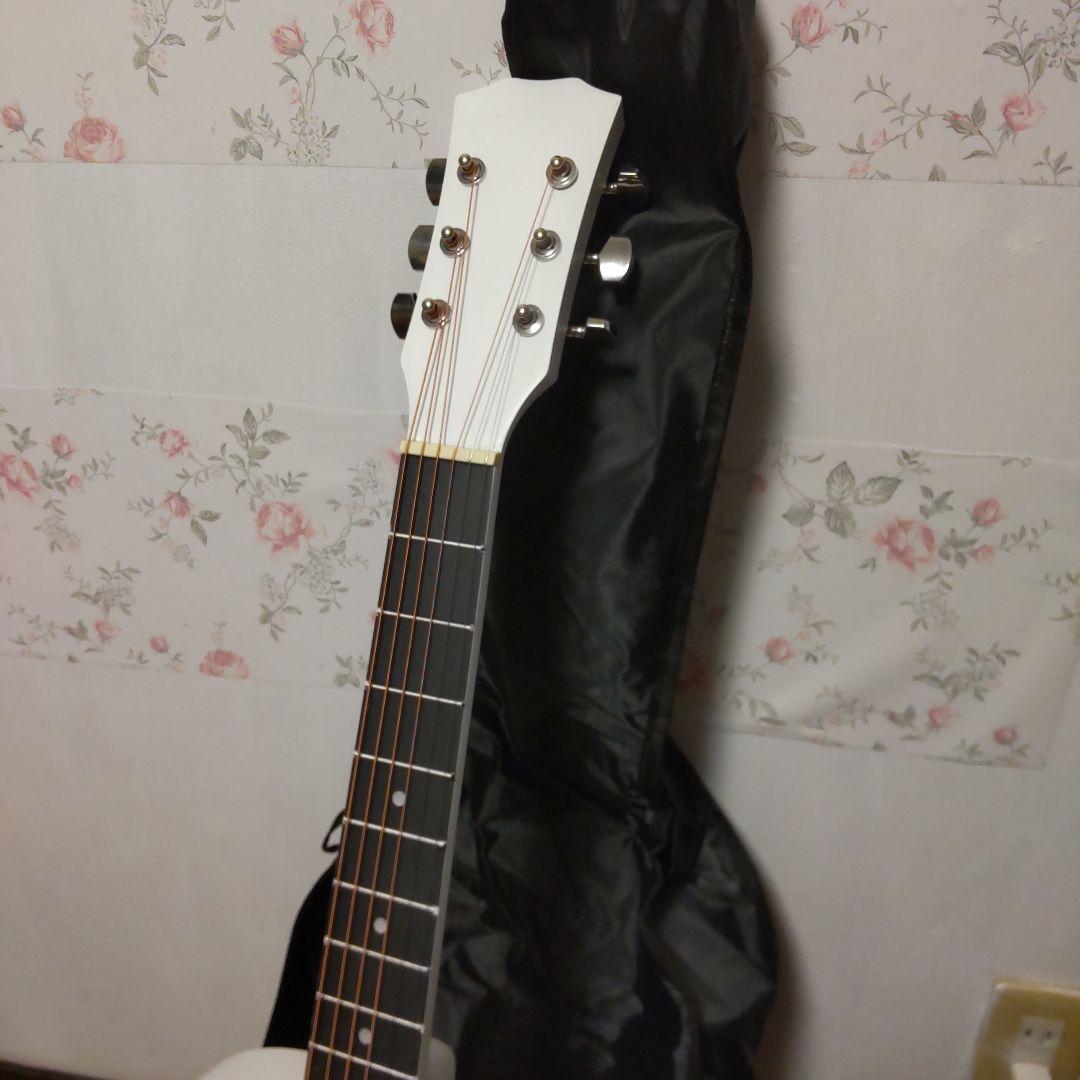 新品！ホワイトカッタウェイアコースティックギター、ソフトケース、付属品付