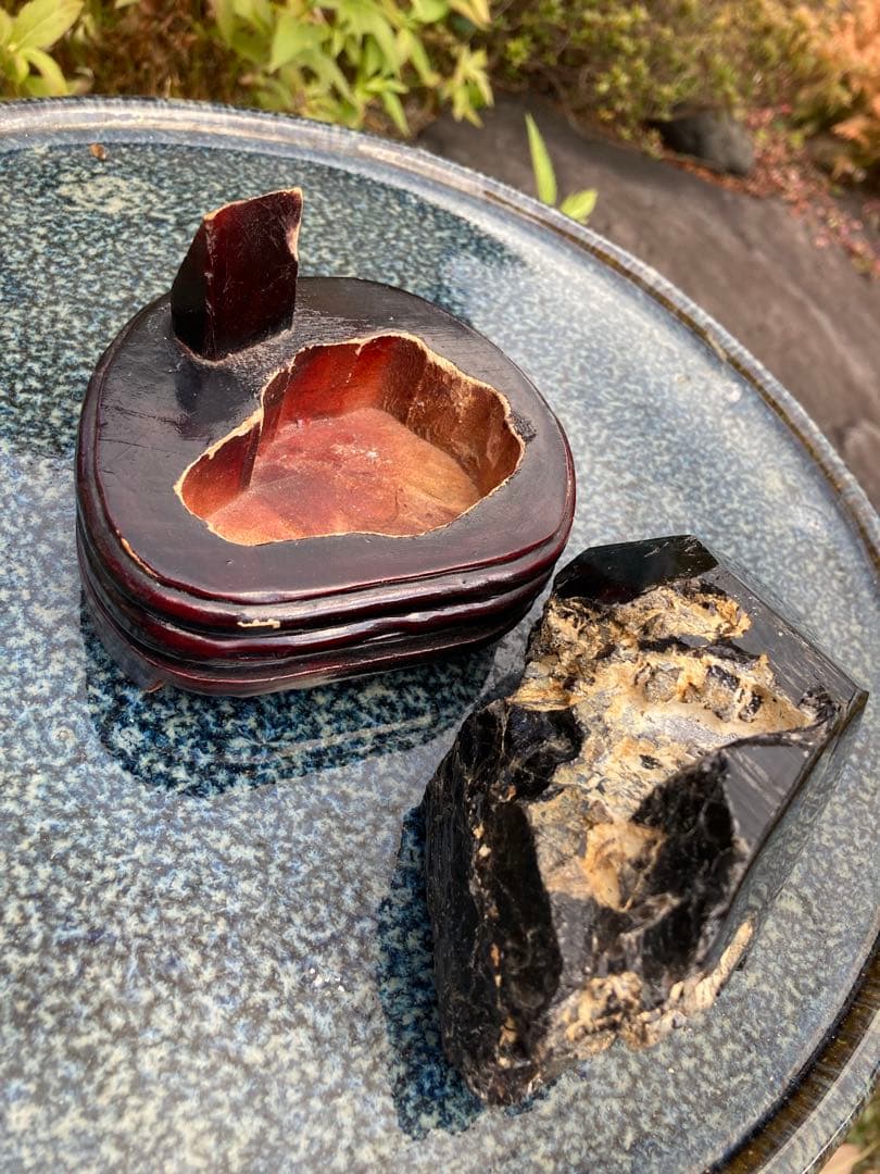 天然石 黒色結晶 木製台座付き