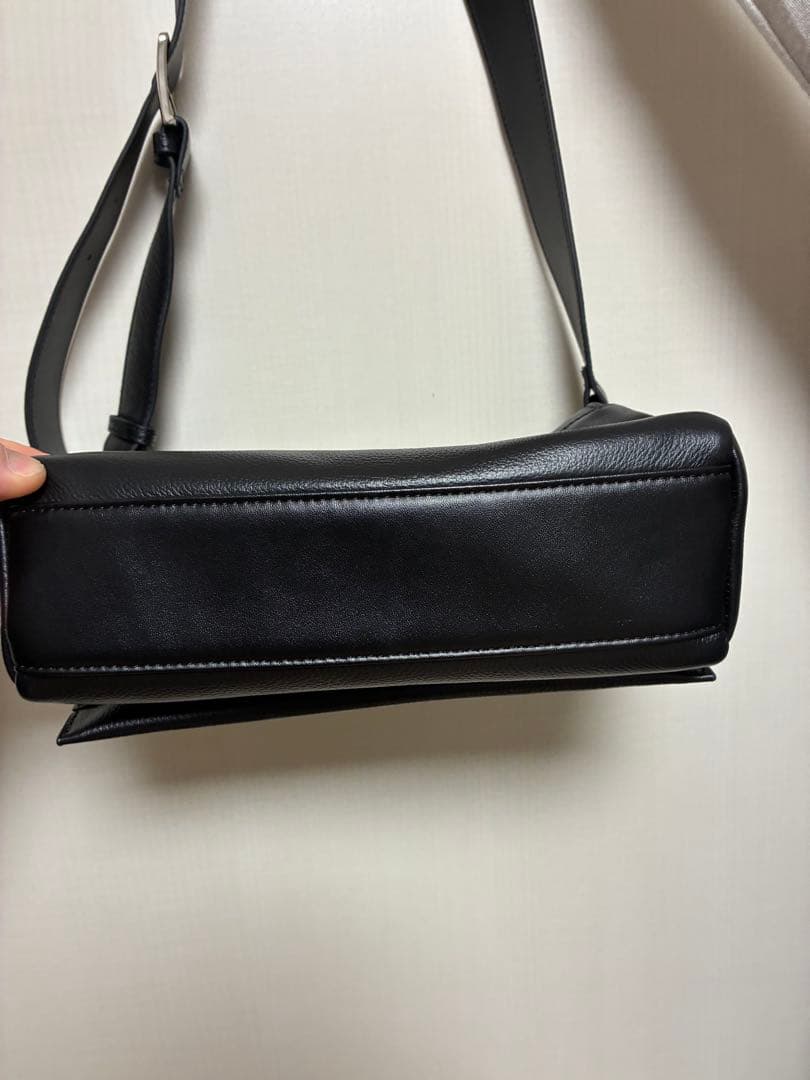 ブラックレザーショルダーバッグ　BEARDSLEY ビアズリー