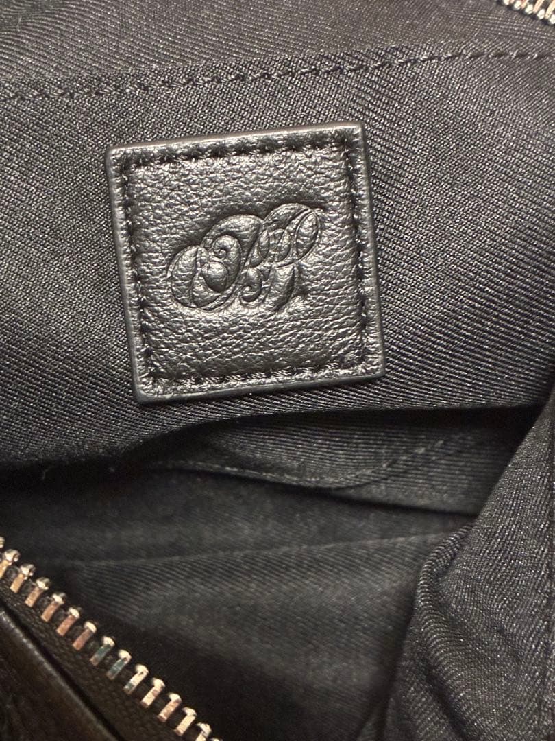 ブラックレザーショルダーバッグ　BEARDSLEY ビアズリー