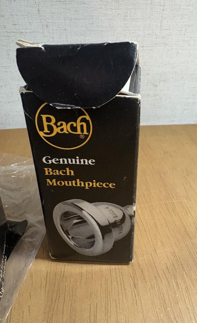 バックのチューバとユーフォニアムのマウスピース