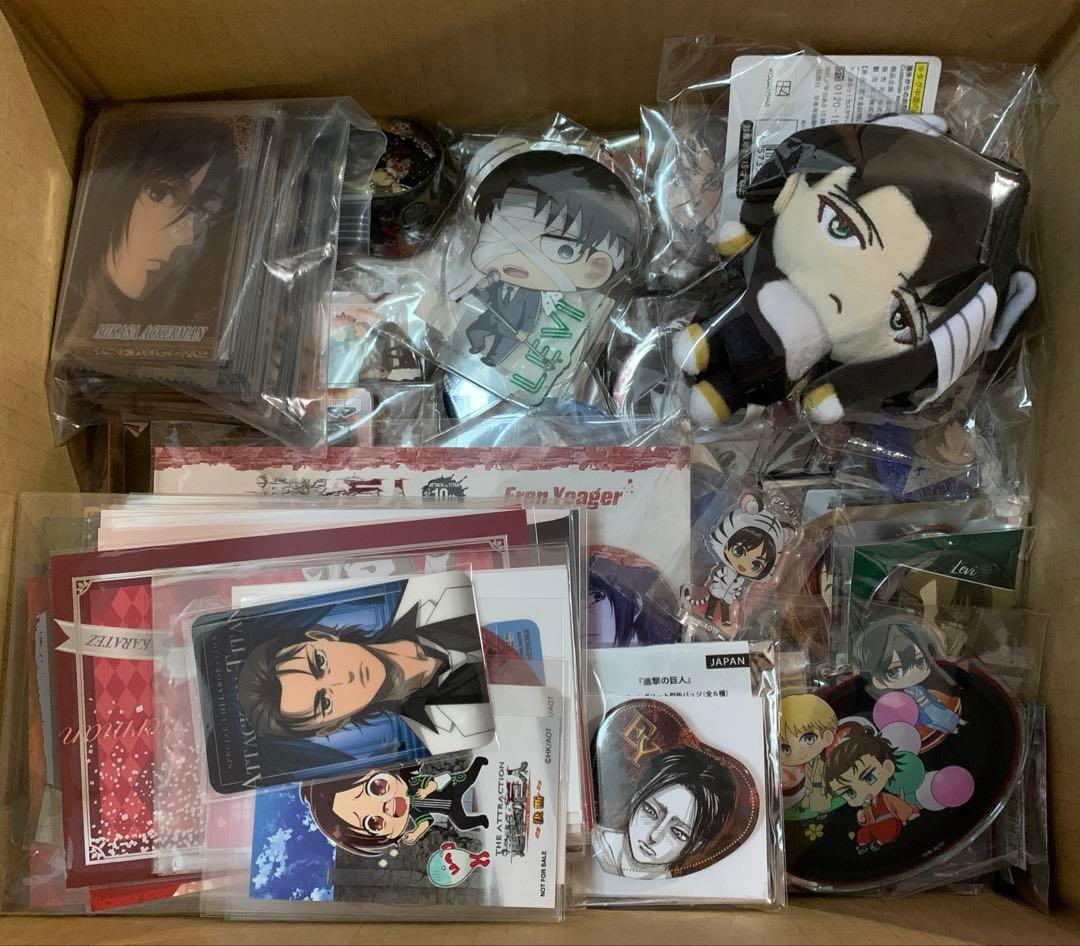 ☆進撃の巨人　グッズ まとめ売り　缶バッジ　紙類　キーホルダー他　約250点