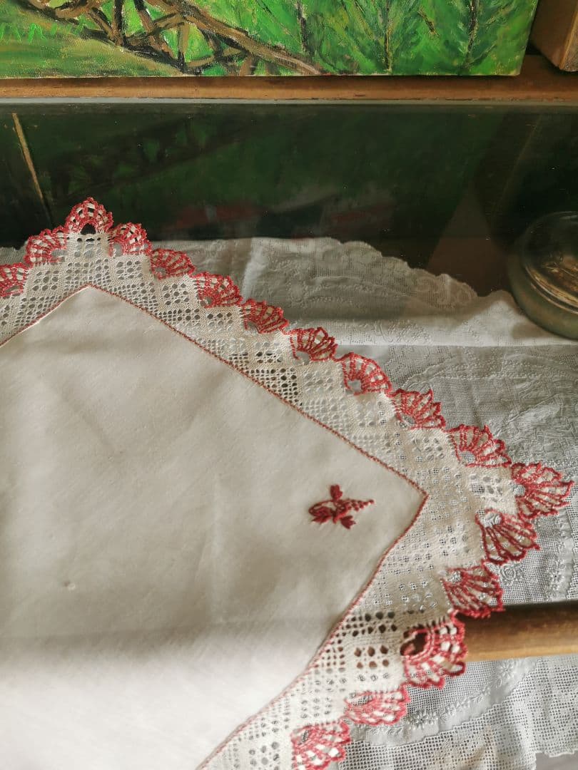 追加画像∵アンティーク ボビンレースフリル装飾 葡萄の花文字刺繍リネンクロス