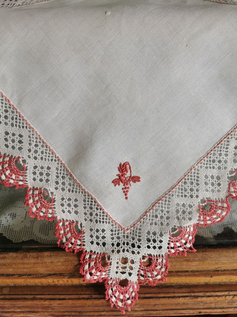 追加画像∵アンティーク ボビンレースフリル装飾 葡萄の花文字刺繍リネンクロス
