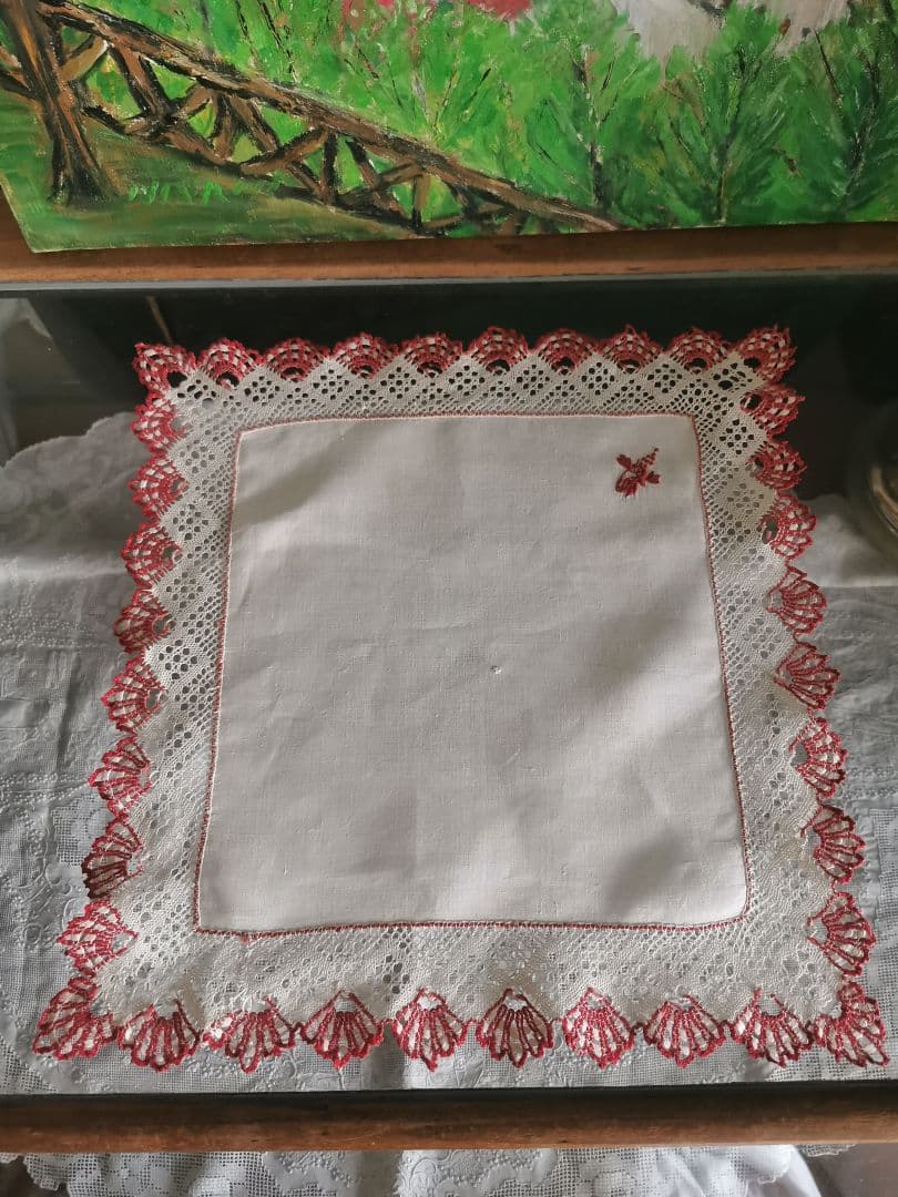 追加画像∵アンティーク ボビンレースフリル装飾 葡萄の花文字刺繍リネンクロス