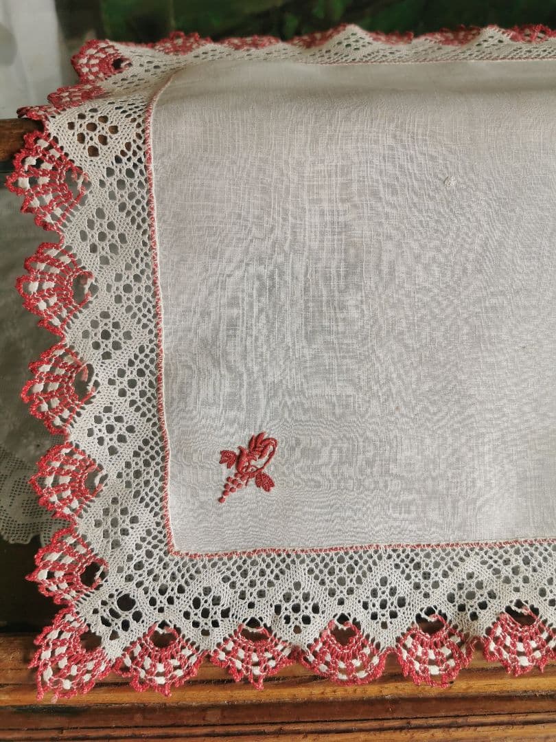 追加画像∵アンティーク ボビンレースフリル装飾 葡萄の花文字刺繍リネンクロス