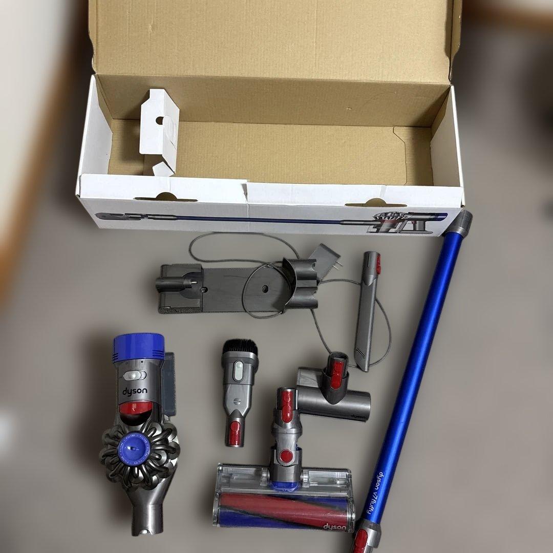 Dyson v7 fluffy 掃除機 本体と付属品