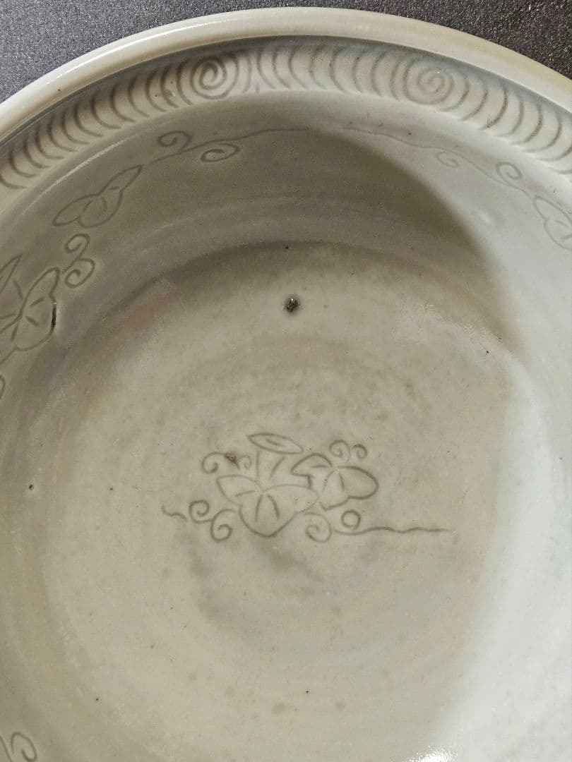 本物保証❗️】江戸時代前期　寛文期　初期伊万里青磁　陰刻草花　口縁渦巻き文　大鉢