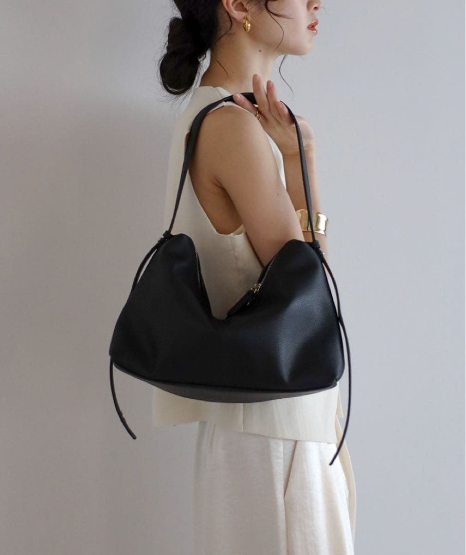soins 【牛革】ミニマルショルダーバッグ　ブラック