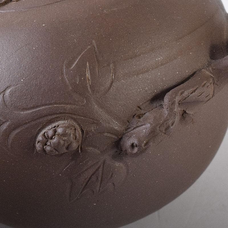 中国　紫砂　朱泥　栗鼠葡萄文　急須　茶壷　在銘　N　8162