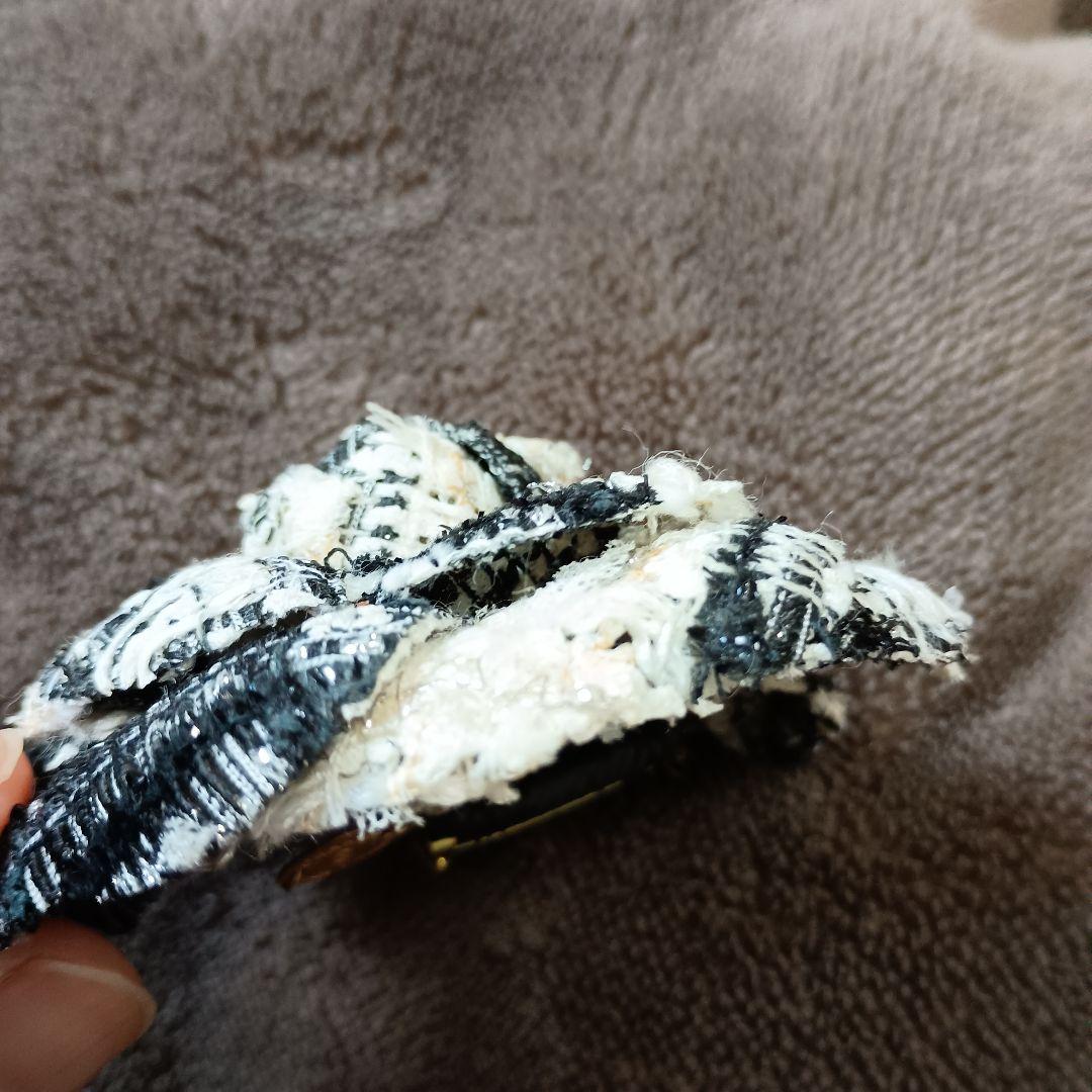 シャネル　CHANEL カメリア　コサージュ　ツイード　白✕黒✕シルバー