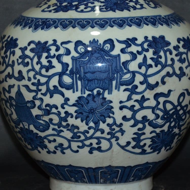 青花八宝纏枝蓮賞瓶  景徳鎮 陶磁器 装飾品 工芸品 美術品 置物