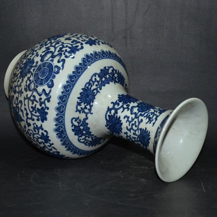 青花八宝纏枝蓮賞瓶  景徳鎮 陶磁器 装飾品 工芸品 美術品 置物