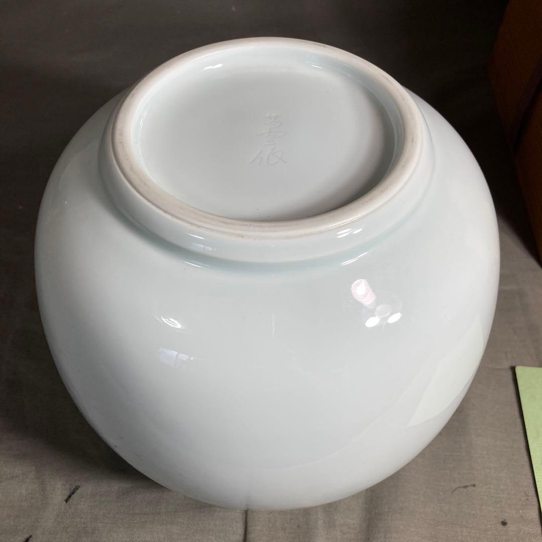 【井上萬二】白磁の伝統　日本の名窯　人間国宝　井上萬二作　白磁牡丹染彫文　壷