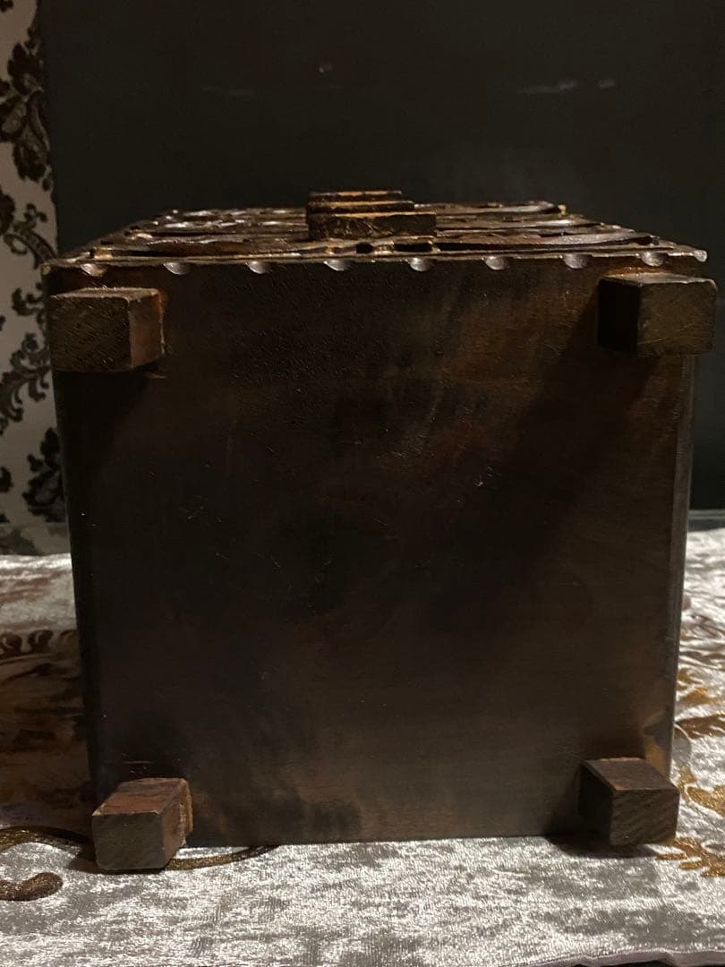 繊細な3面 彫刻♦️百合紋章♦️高級 アンティーク コンパクトチェスト♦️送料込