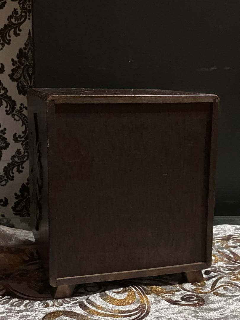 繊細な3面 彫刻♦️百合紋章♦️高級 アンティーク コンパクトチェスト♦️送料込