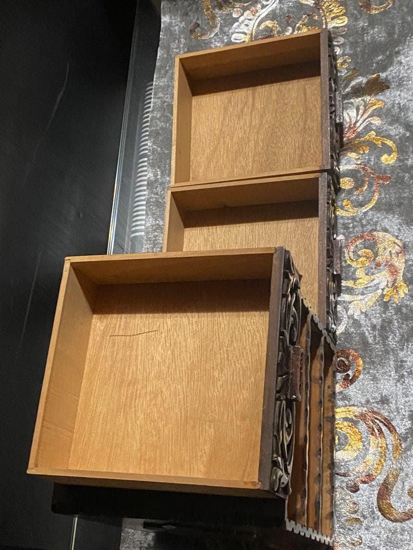 繊細な3面 彫刻♦️百合紋章♦️高級 アンティーク コンパクトチェスト♦️送料込