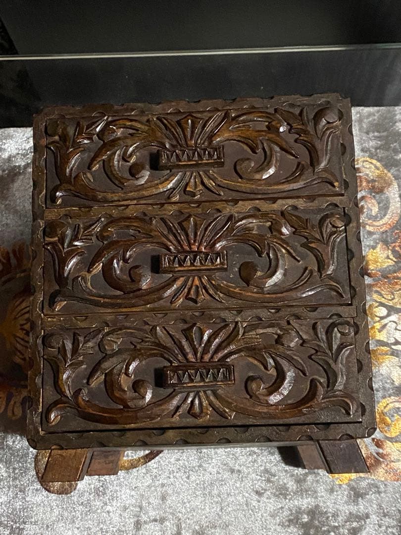 繊細な3面 彫刻♦️百合紋章♦️高級 アンティーク コンパクトチェスト♦️送料込