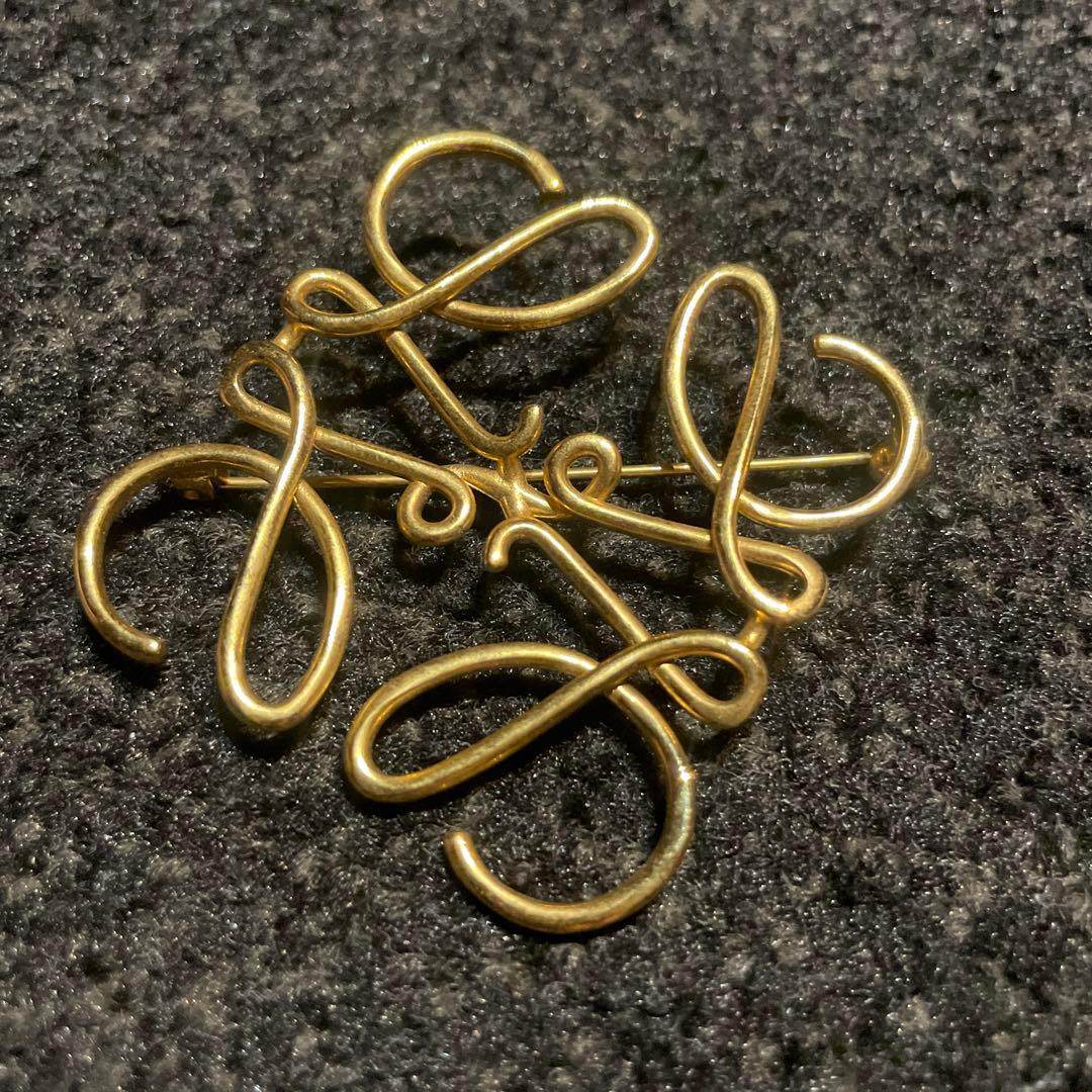 ロエベ アナグラムブローチ