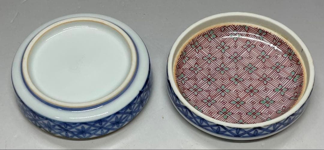 人間国宝　十三代　今泉今右衛門　色鍋島唐花文　香合　四方桟共箱　共布2枚　J17