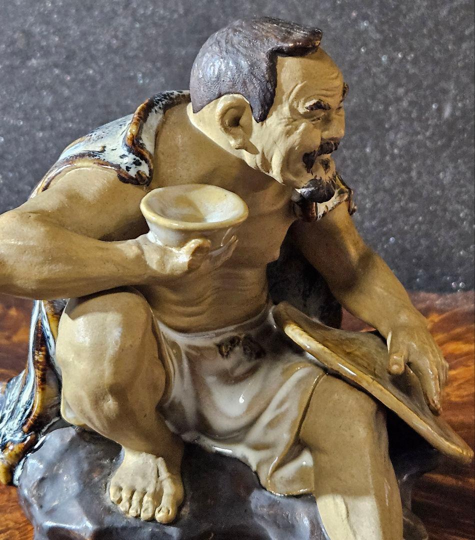 【名品❗】【上作品❗】 酒を呑む男の人形　陶器製　羽織りが海鼠釉　窯元産地不詳