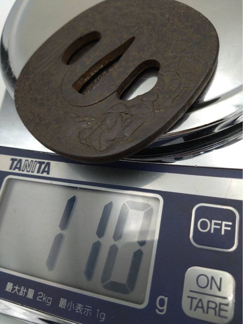 時代物 長州 鍔(つば) 鉄製 人物と風景の彫刻 鍔専用 桐箱入り品