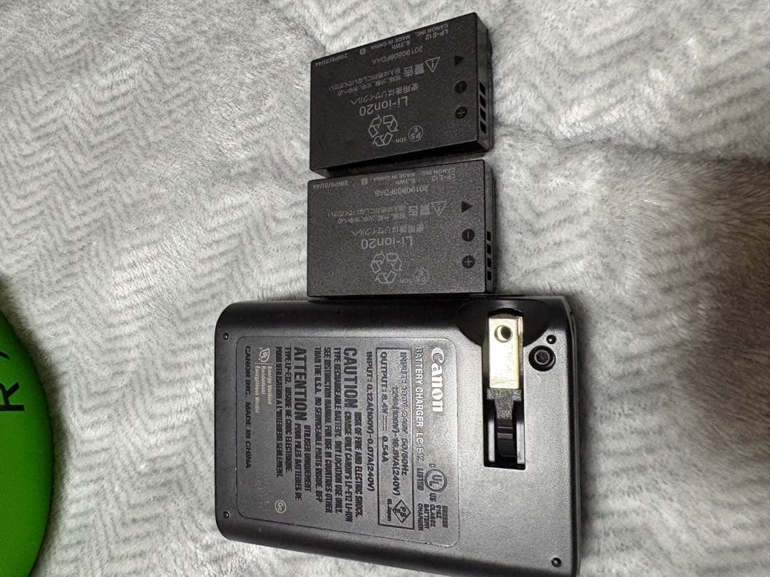 Canon EOS Kiss M ミラーレス一眼バッテリー2個付き