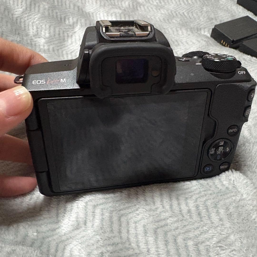 Canon EOS Kiss M ミラーレス一眼バッテリー2個付き