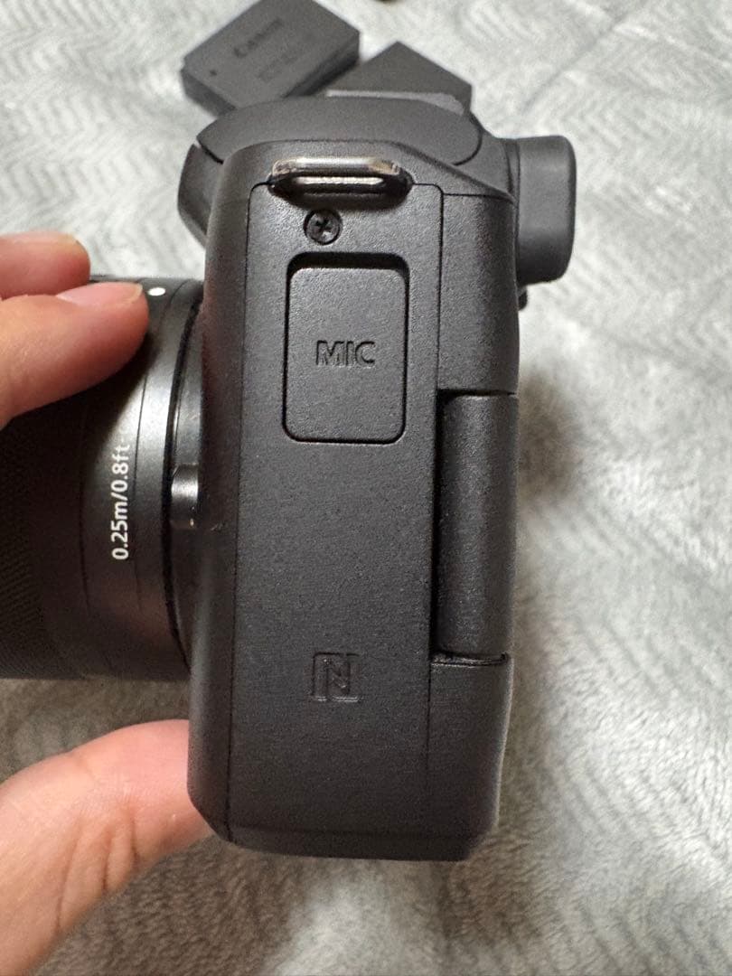 Canon EOS Kiss M ミラーレス一眼バッテリー2個付き