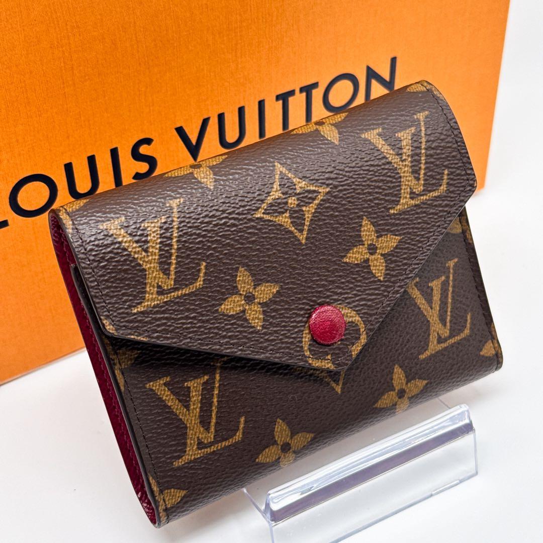 ルイヴィトン モノグラム ヴィクトリーヌ フューシャ 赤 財布 三つ折り レッド