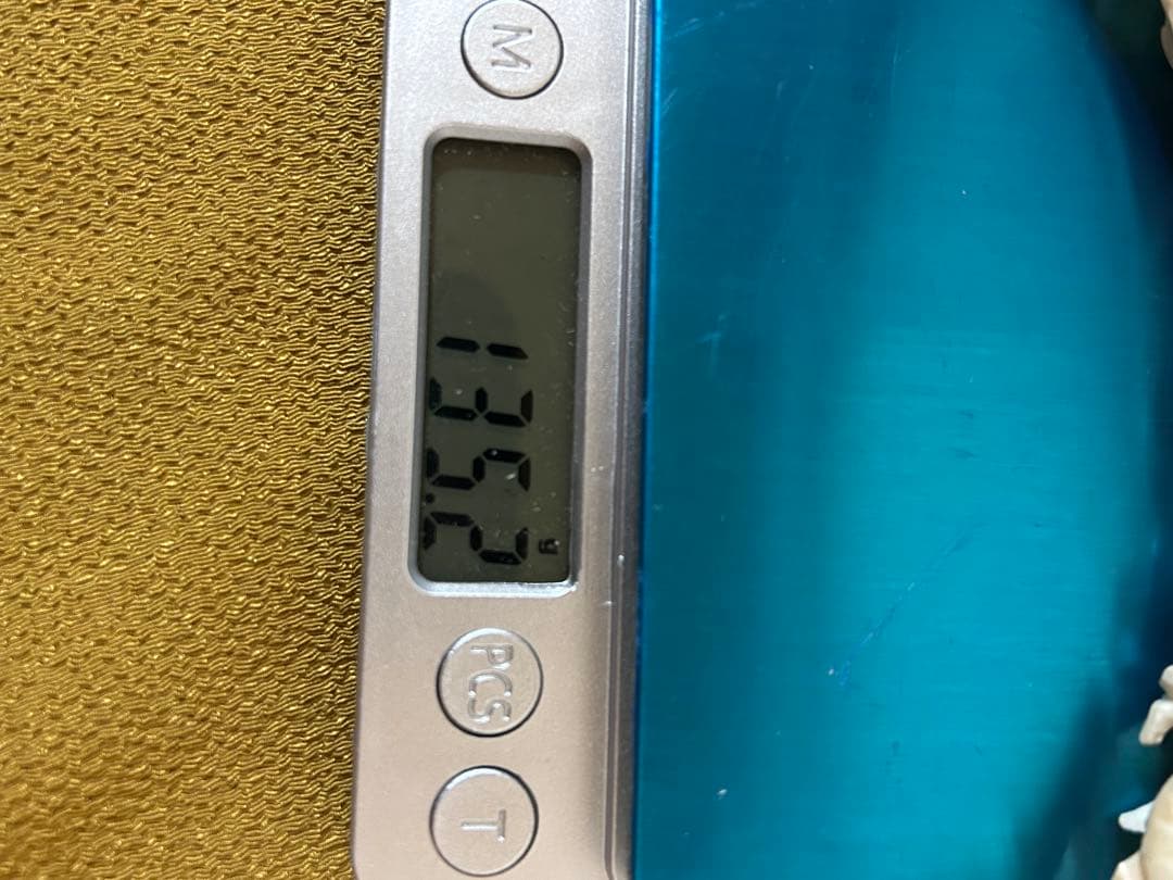 マンモスの牙や天然素材から彫られた、龍や鳳凰の精巧な透かし彫りが施された彫刻品