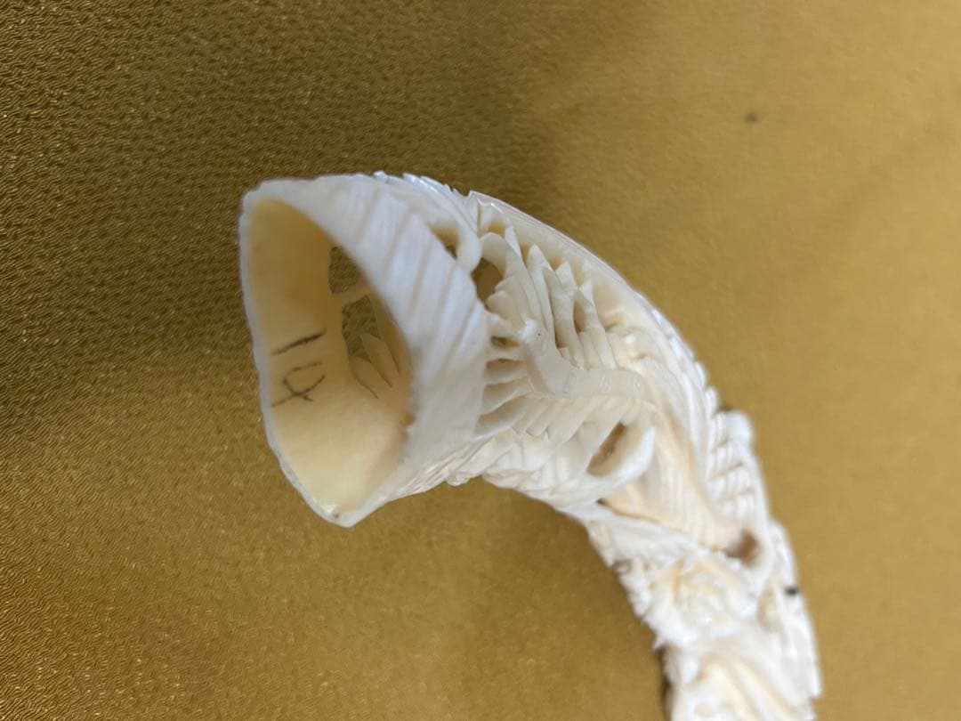 マンモスの牙や天然素材から彫られた、龍や鳳凰の精巧な透かし彫りが施された彫刻品