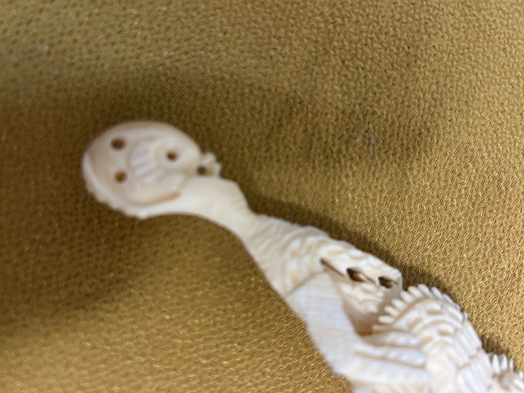 マンモスの牙や天然素材から彫られた、龍や鳳凰の精巧な透かし彫りが施された彫刻品