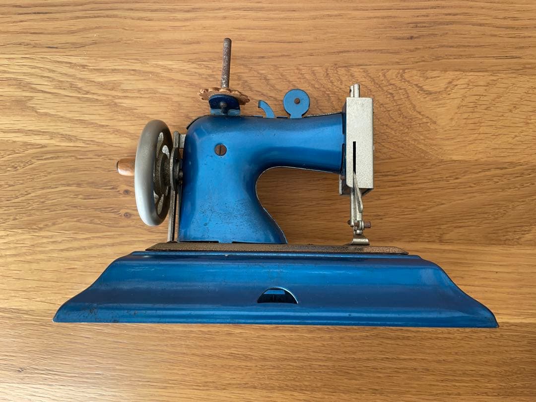ヴィンテージ ブルーの子供用ミシン