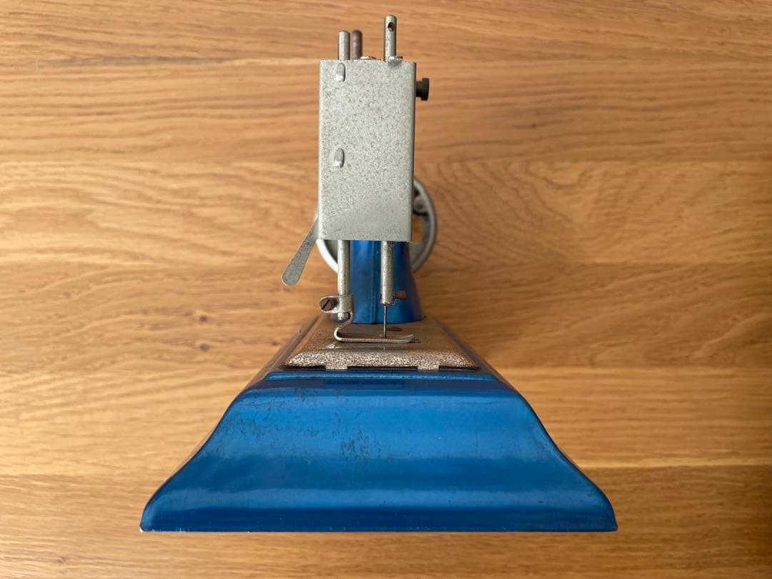 ヴィンテージ ブルーの子供用ミシン