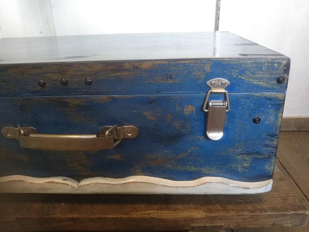 トランク形収納インテリア　小物収納　木製　アンティーク風　シャビー　ダメージ加工