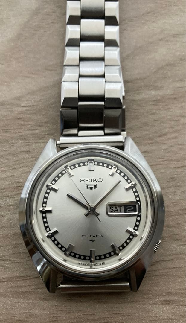 セイコー5 23石変わり文字盤　特徴的なラグ形状