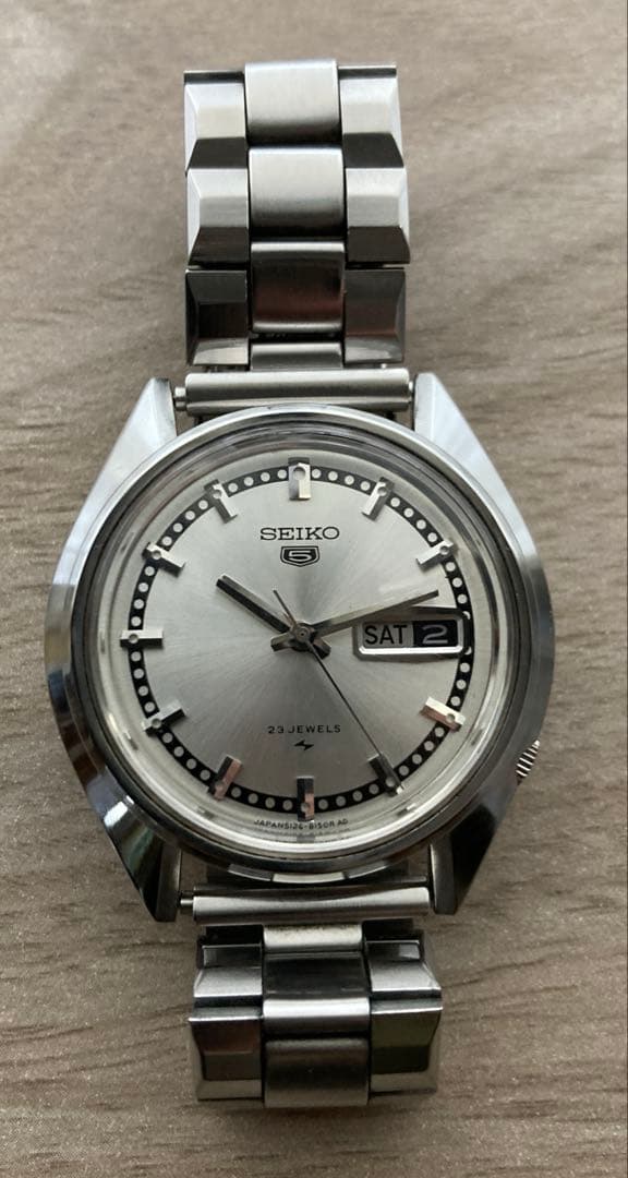 セイコー5 23石変わり文字盤　特徴的なラグ形状