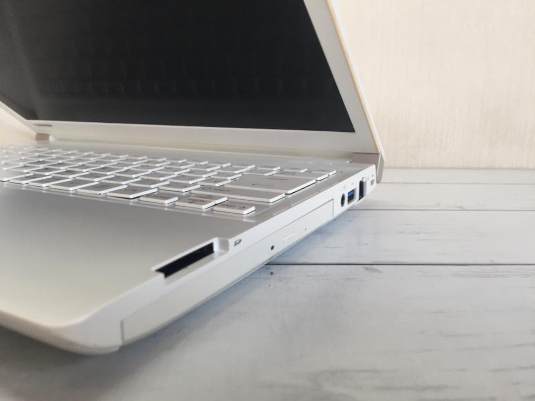 東芝 dynabook R734/E36KW 13.3型 軽量・コンパクトノート