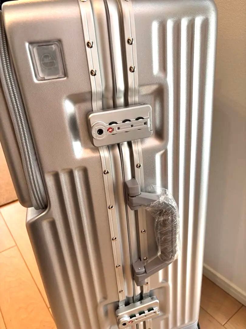 ラスト1点 スーツケースTSAロックMサイズ65Lシルバー