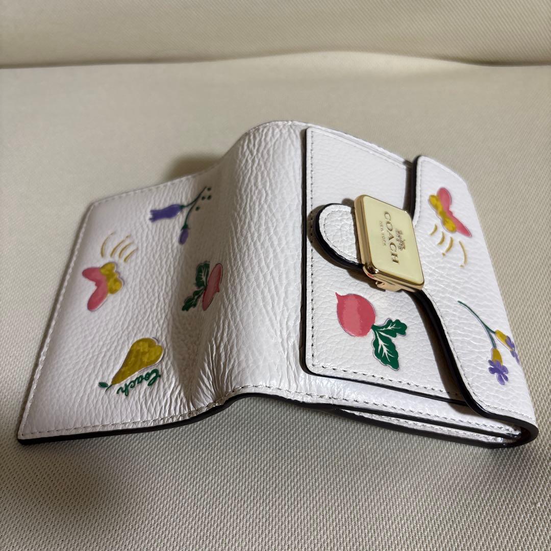 さとる様！専用商品！！COACH 花と蝶のプリント 二つ折り財布